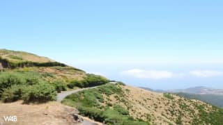 Ella sube a la colina para masturbarse sola