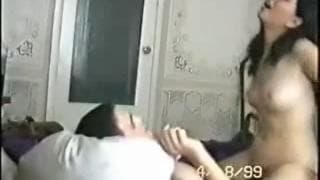 Una morena complaciente con su amante