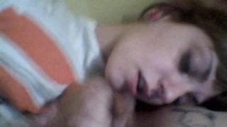 Ella adora estar entre los brazos de este tio