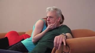 Una jovencita excitando al padre de su novio