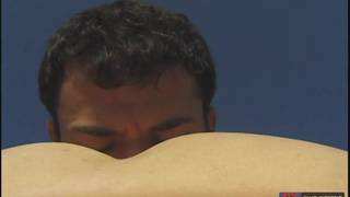 Este hombre se coge a un amigo en un paseo