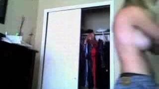 Esta mujer seductora se cambia de ropa