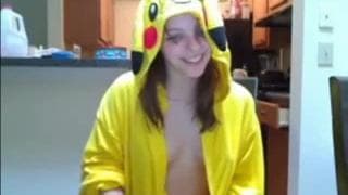 Ella se disfraza de pokemon y se masturba