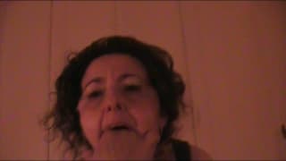 Una puta madura fetichista sintiendo placer Una puta madura fetichista sintiendo placer