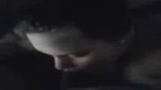 Una morena que chupa polla intensamente