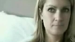 Una rubia de tetas grandes gozando en cámara