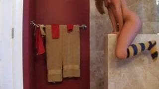 Una chica bonita cailando y calentándose