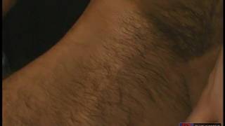 Le mete la mano a su amigo hasta el fondo