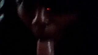 Una mujer muy negra mamando en la oscuridad