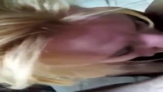 Una rubia madura mamando polla en POV