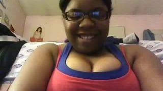 Una negra tetona masturbándose en cámara