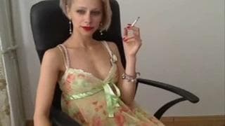 Esta rubia fumadora muestra sus encantos