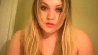 Esta rubia tiene sus piernas abiertas y goza