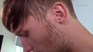 Zee Knox siente su polla dura y se masturba