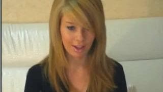 Una joven rubia haciendo un striptease genial