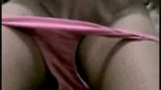 Una Milf jugando con sus tetas y su coño