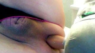 Esta trans goza follándose a si misma