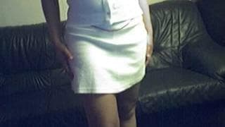 Esta mujer se masturba en el sofá con placer