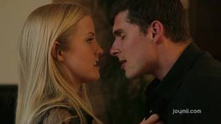 Esta perra rubia sabe como seducir a su chico