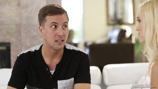 Alex Grey saborea la polla de su vecino