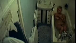 Esta senora se mete desnuda a la bañera