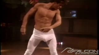 Este artista nos maravilla con su pene.