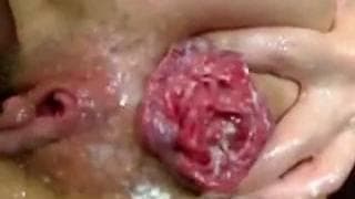 Doble fisting de culo y coño para lesbianas jóvenes