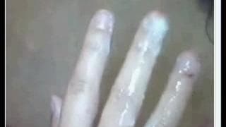 Tras masturbarse mucho se excita por completo