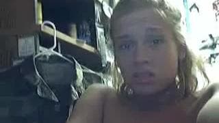 Se chupa su dildo al masturbarse en la webcam