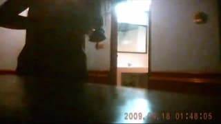 Una mujer desnuda que está siendo espiada