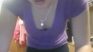 Jovencita exhibicinista frente a la webcam