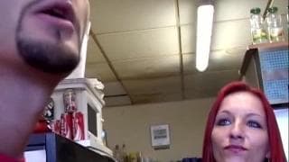 Complaciendo a una pelirroja luego de comer