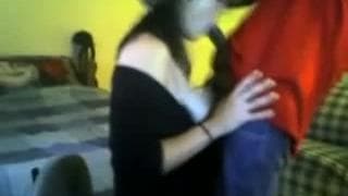 Esta mujer se agarra a esta polla de rodillas