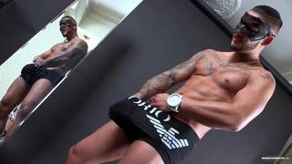 Un moreno enmasacarado follando en el epsejo