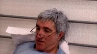 Un viejo con una puta sentada en su polla