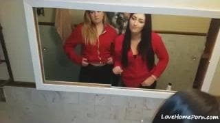 Una morena divirtiéndoase con una amiga Una morena divirtiéndoase con una amiga