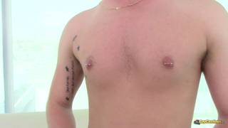 Jason Ackles se pone excitado en esta escena