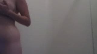 Una morena que se enjabona desnuda y mojada