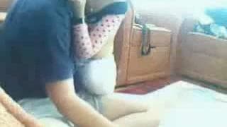 Una pareja en casa pasando un momento sabroso