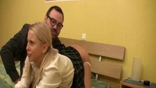 Una fiel rubia que se la chupa al padre