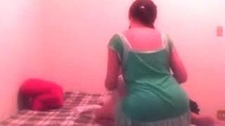 Esta joven mete a su vecino en la cama