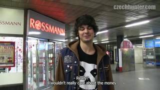 Este tío le paga bien a un chico por sexo