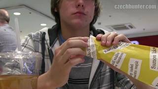 Conoció a un amigo en el centro comercial