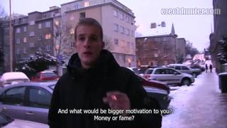 Convence a un chico en la calle para follar