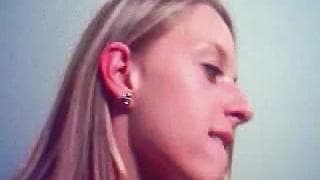 Parece que esta rubia quiere mamar palo