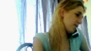 Enciende su cámara sin saber que la vemos