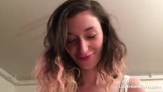 Esta joven cachonda lo disfruta con su cuerpo