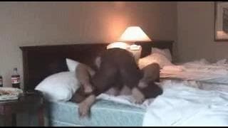 Un negro que no deja de penetrar a esta chica