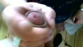 Una madura haciéndole la paja a su macho