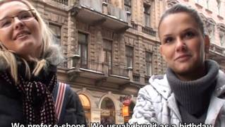 Ellas lo hacen por dinero y lo disfrutan Ellas lo hacen por dinero y lo disfrutan
